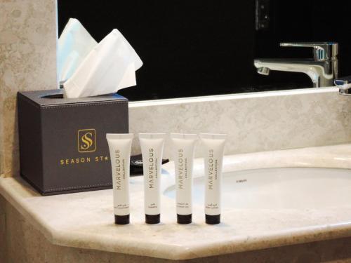 un grupo de cuatro cepillos de dientes en el lavabo del baño en Season Star Hotel Madinah, en Medina