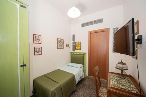 a small bedroom with a bed and a tv at Next Stop 28 in Tivoli