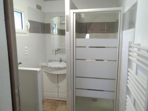 une salle de bains blanche avec un lavabo et un miroir dans l'établissement Maison avec vue magnifique, à Loubejac