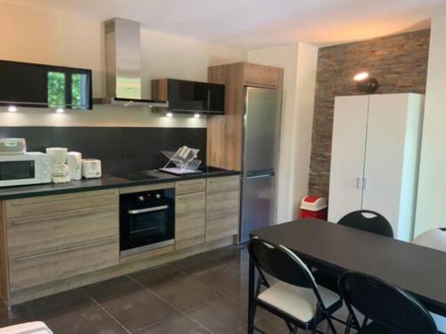 une cuisine avec une table et des chaises dans une pièce dans l'établissement Centre Historique de Fréjus - face à la mairie, à Fréjus