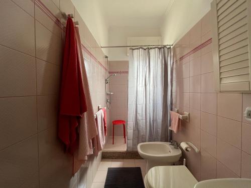 Łazienka z białą toaletą i umywalką w obiekcie A&B Homes Leuca w mieście Leuca