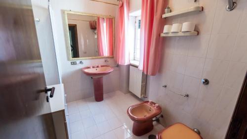 チェーリエ・メッサーピカにあるVilla Gianfredaの小さなバスルーム(洗面台、トイレ付)