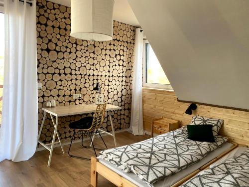 מיטה או מיטות בחדר ב-Na dziko! Bieszczady - Dom w Bieszczadach