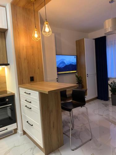 a room with a desk with a television in it at Apartament Fordon przy Onkologii in Bydgoszcz