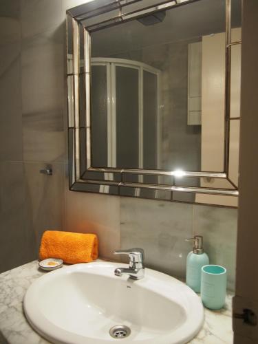 グラナダにあるEl apartamento de Marylinのバスルーム(白い洗面台、鏡付)