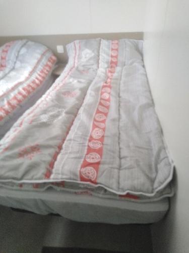 - une couette fermée sur un lit dans l'établissement Assist' Mobil home 9 - Mobil Home élégance 3 chambres tout confort, à Onzain