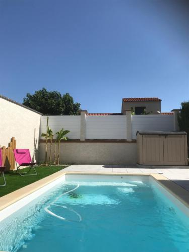 una piscina en el patio trasero de una casa en Gîte de Leni - Maison avec piscine en Torreilles