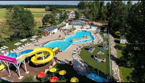 une vue aérienne d'un parc aquatique avec un toboggan aquatique dans l'établissement Assist' Mobil Home 276 - Mobil home 3 chambres au calme, à Onzain