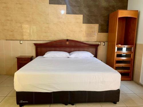 1 dormitorio con 1 cama grande y 2 almohadas en CASA con alberca, súper ubicación. Puerto de Veracruz, en Veracruz