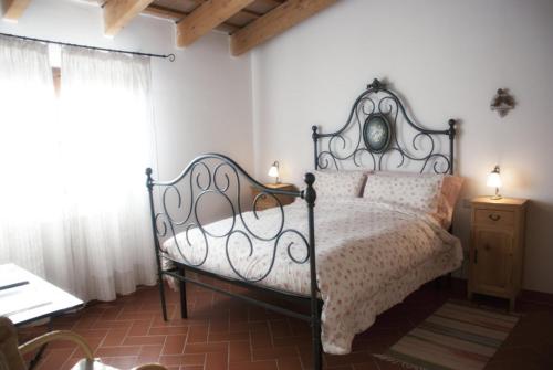 Tempat tidur dalam kamar di Agriturismo Poderino