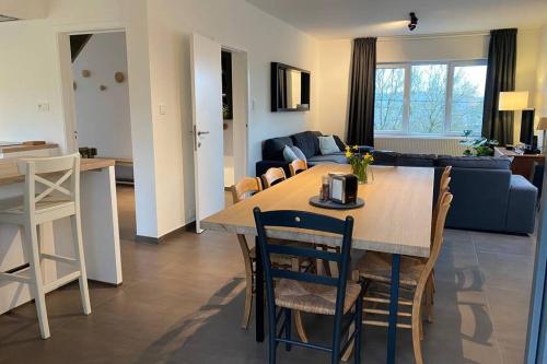 a kitchen and living room with a table and chairs at Gîte le 44 - au calme avec jardin, proche de Namur in Namur