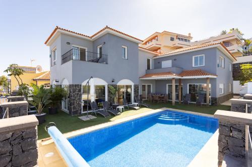eine Villa mit einem Pool und einem Haus in der Unterkunft Villa Syrah in Puerto de la Cruz