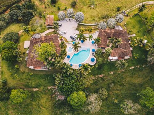 een luchtzicht op een resort met een zwembad bij Hotel Med Doradal in Doradal