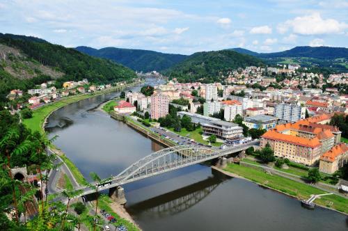 a bridge over a river next to a city at Ferienhaus und Ferienwohnung Büttner in Rathmannsdorf