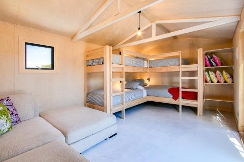 Divstāvu gulta vai divstāvu gultas numurā naktsmītnē Beach and Vineyard Escape - Haumoana Beach Home