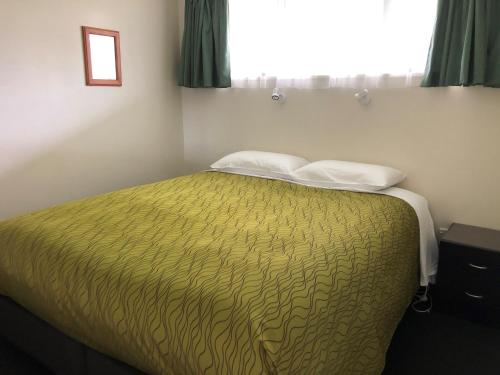 Giường trong phòng chung tại Alexandra Garden Court Motel