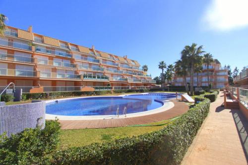 een groot zwembad voor een gebouw bij Apartamento Mirador al Mar in Denia