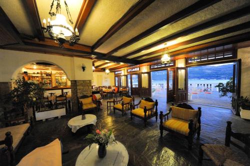 Restorāns vai citas vietas, kur ieturēt maltīti, naktsmītnē Mirini Hotel