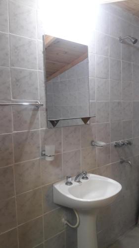W łazience znajduje się umywalka i lustro. w obiekcie Cabaña: LOS ABUELOS w mieście San Rafael