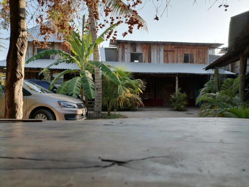 a white car parked in front of a house at Cabañas jaysur in Barra de la Cruz