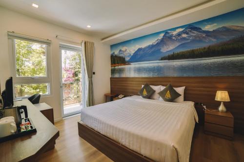Un pat sau paturi într-o cameră la Song Anh Hotel