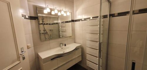キュールングスボルンにあるHaus-Atlantik-Wohnung-3-19-652の白いバスルーム(シンク、鏡付)