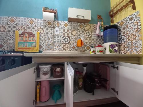 a kitchen with a table and a counter top at Chalés Encantos de Cunha Azul in Cunha