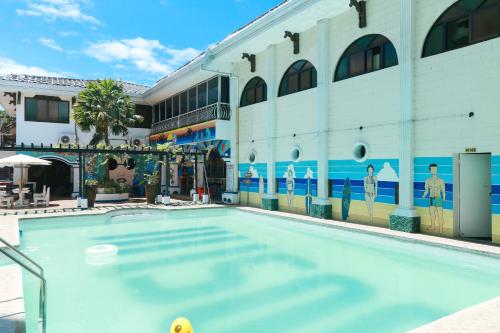 Kolam renang di atau dekat dengan RedDoorz Plus @ Castle Chateau Iloilo