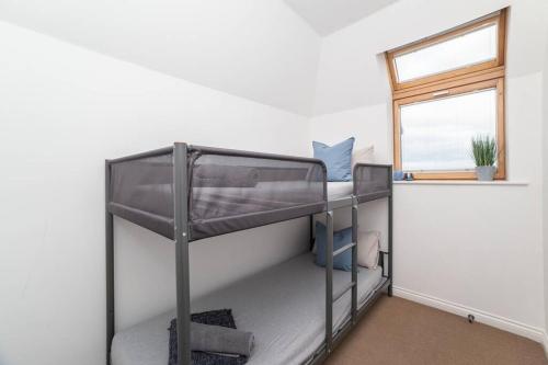Dwell Living - New 5 Bed, Sleep 12, Parking, Close to City Centre