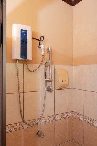 La salle de bains est pourvue d'une douche et d'un distributeur de savon. dans l'établissement Hotel Villa Hermosa, à Liberia