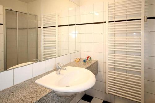 キュールングスボルンにあるHaus-Meeresblick-Wohnung-3-18-114のバスルーム(洗面台、鏡付)