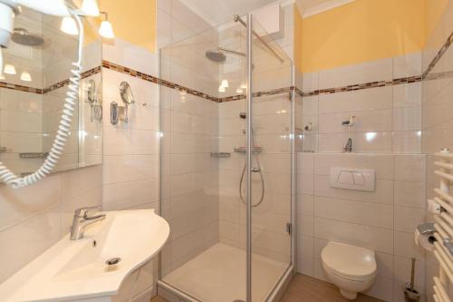 キュールングスボルンにあるHaus-Atlantik-Wohnung-0-12-619のバスルーム(シャワー、洗面台、トイレ付)