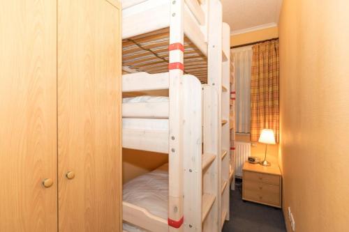 キュールングスボルンにあるHaus-Atlantik-Wohnung-0-12-619の二段ベッド2組が備わる客室です。