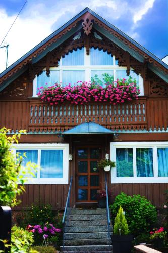 une maison avec des fleurs à l'avant dans l'établissement le gite d'Eliane, à Masevaux