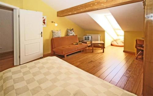 キュールングスボルンにあるResidenz-Ostseestrand-Wohnung-30-337のベッドルーム1室(ベッド1台付)、リビングルーム(ソファ付)