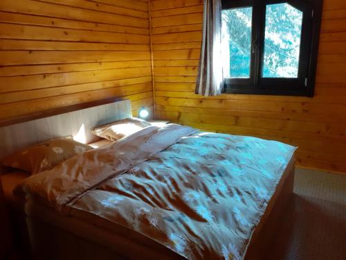 מיטה או מיטות בחדר ב-Lotus chalet