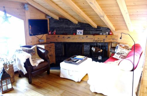 uma sala de estar com um sofá e uma lareira em Diableret 051 SUBLIME & MOUNTAIN apartment 6 pers by Alpvision Résidences em Veysonnaz