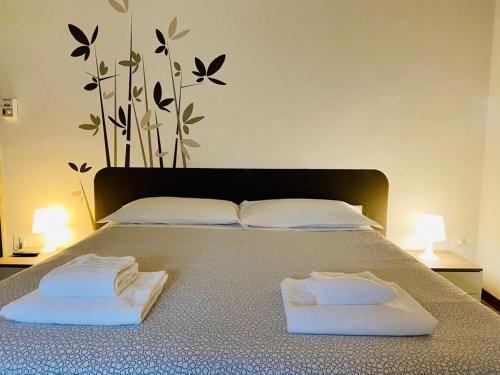 ein Schlafzimmer mit einem Bett mit zwei Handtüchern darauf in der Unterkunft Low Cost Ferrara in Ferrara