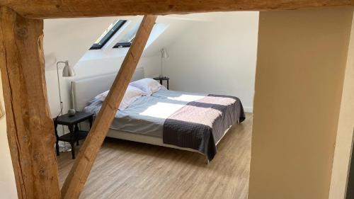 a bedroom with a bed and a window at Lichtpüntje in Norden