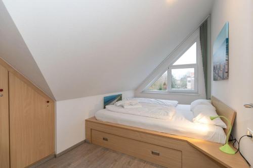 キュールングスボルンにあるGruene-Oase-am-Meer-9886の窓付きの部屋のベッド1台