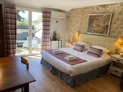 Ένα ή περισσότερα κρεβάτια σε δωμάτιο στο L'Escale des Alpilles