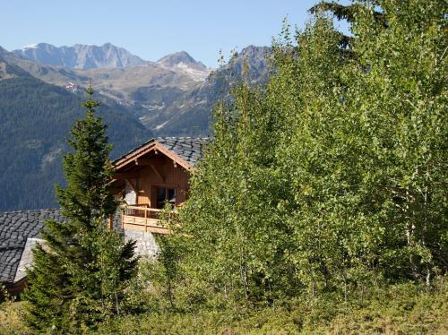une cabane en rondins entourée d'arbres dans l'établissement CGH Résidences & Spas Chalet Les Marmottons, à La Rosière