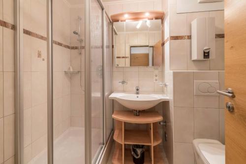 een badkamer met een wastafel en een douche bij Haus Kreidl - Top 31 in Königsleiten