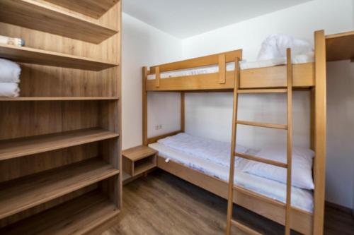 מיטה או מיטות קומותיים בחדר ב-Haus Kreidl - Top 31