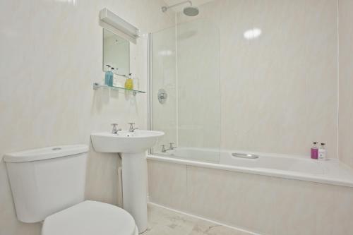 y baño con aseo, lavabo y bañera. en The Yewdale Inn and Hotel Coniston Village, en Coniston