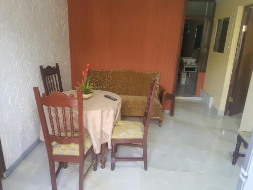 科恰班巴的住宿－Anexo Golden，一间带桌椅和沙发的用餐室