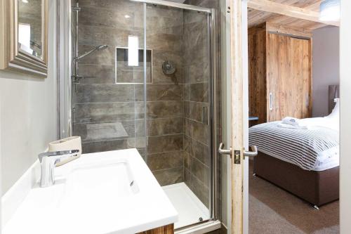 une salle de bain avec douche et lavabo dans l'établissement Chalet des Amis appt 1 - Chamonix All Year, à Chamonix-Mont-Blanc