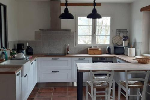 Η κουζίνα ή μικρή κουζίνα στο Charmante maison basque. Idéale famille & enfants