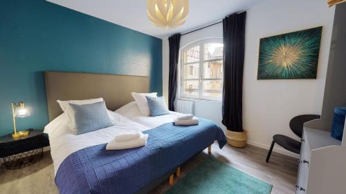 En eller flere senge i et værelse på Appartement 2 chambres La Commanderie