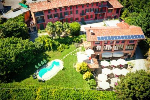 an aerial view of a house with a swimming pool at Enoagriturismo L' Acino d'Uva in Cunico